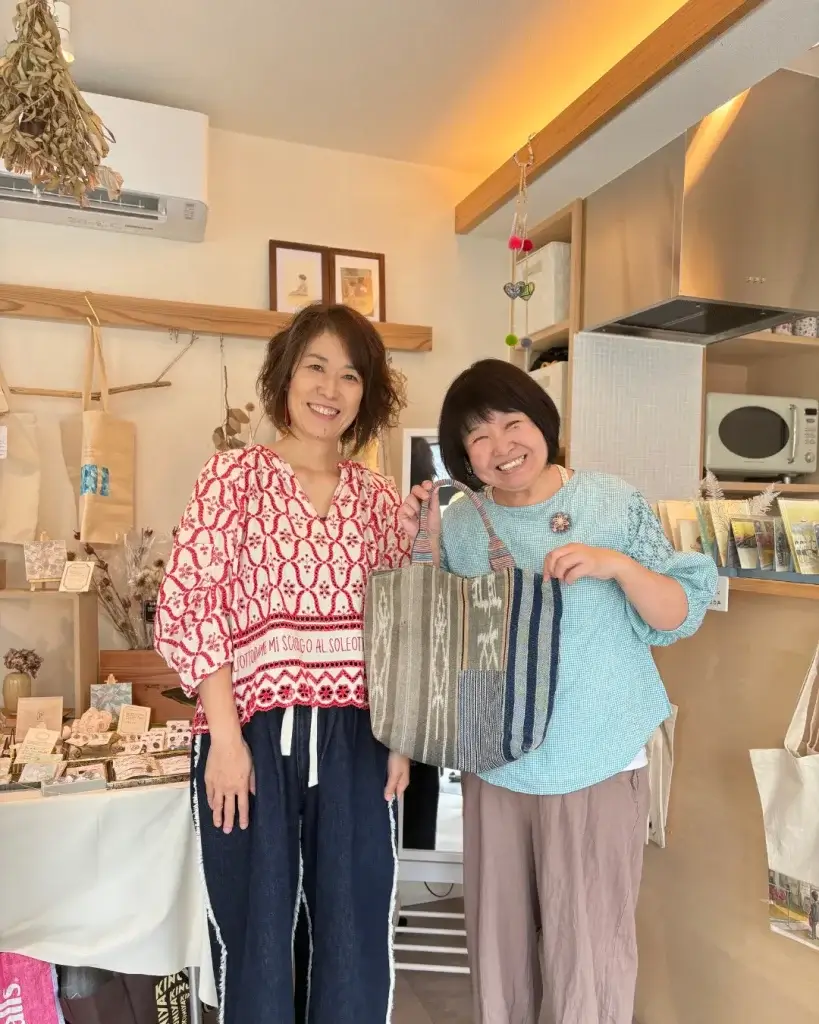 S.Y様は、私たちが活動を始めたばかりの初期の頃から、ずっと長くご愛顧いただいているお客様です。今回お預かりしたのは、その初期にお買い上げいただいたトートバッグ。