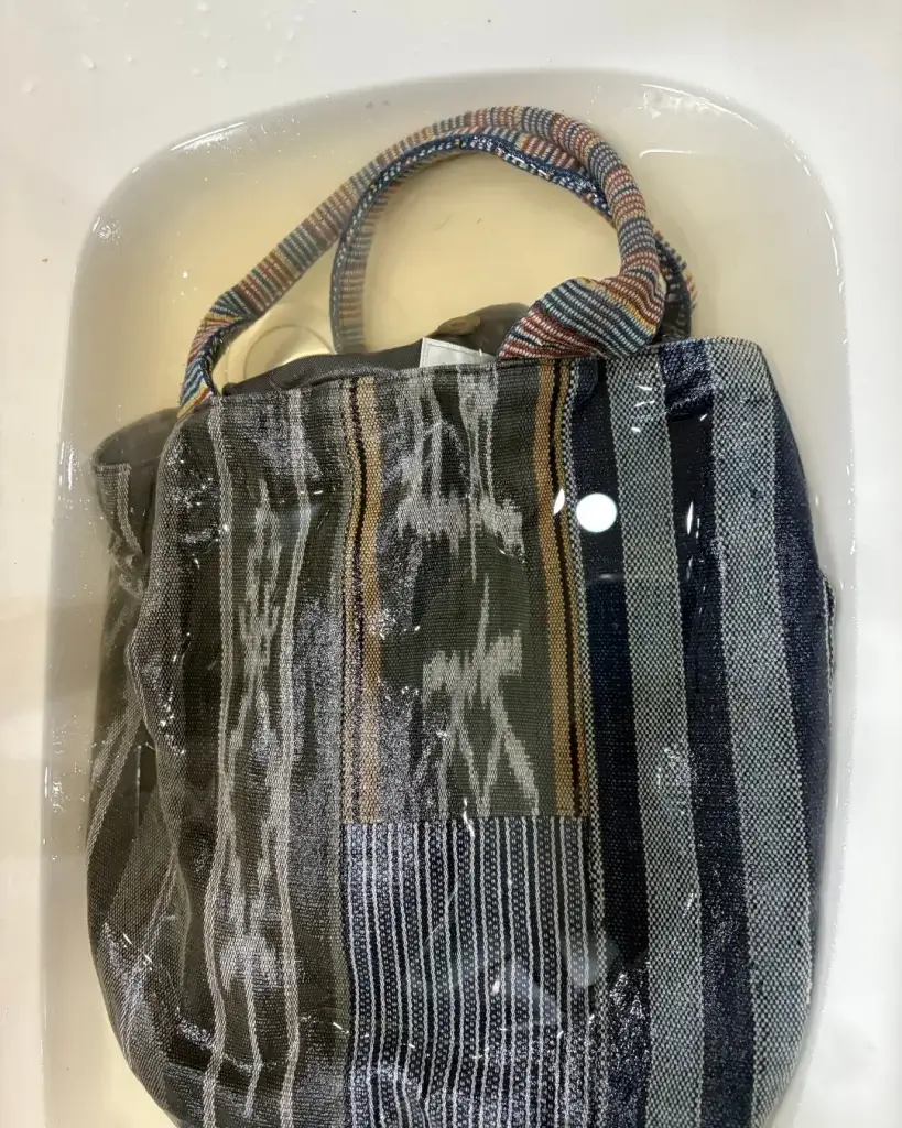 お手入れの際は、まずタライや洗面所に水を張り、色落ちを防ぐためにおしゃれ着洗い用などの中性洗剤をキャップ半分ほど入れてください。その中で優しくもみ洗いをすると、汚れが落ちていきます。
