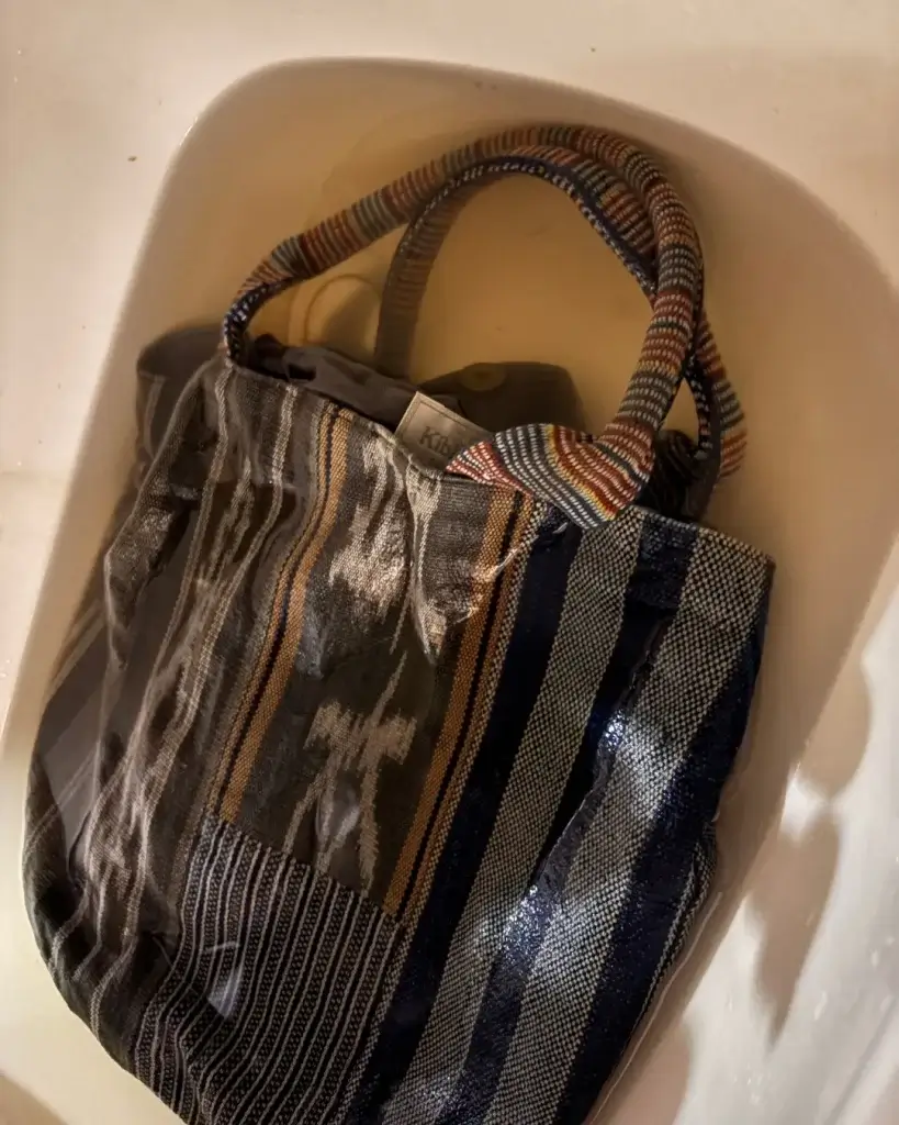 お手入れの際は、まずタライや洗面所に水を張り、色落ちを防ぐためにおしゃれ着洗い用などの中性洗剤をキャップ半分ほど入れてください。その中で優しくもみ洗いをすると、汚れが落ちていきます。
