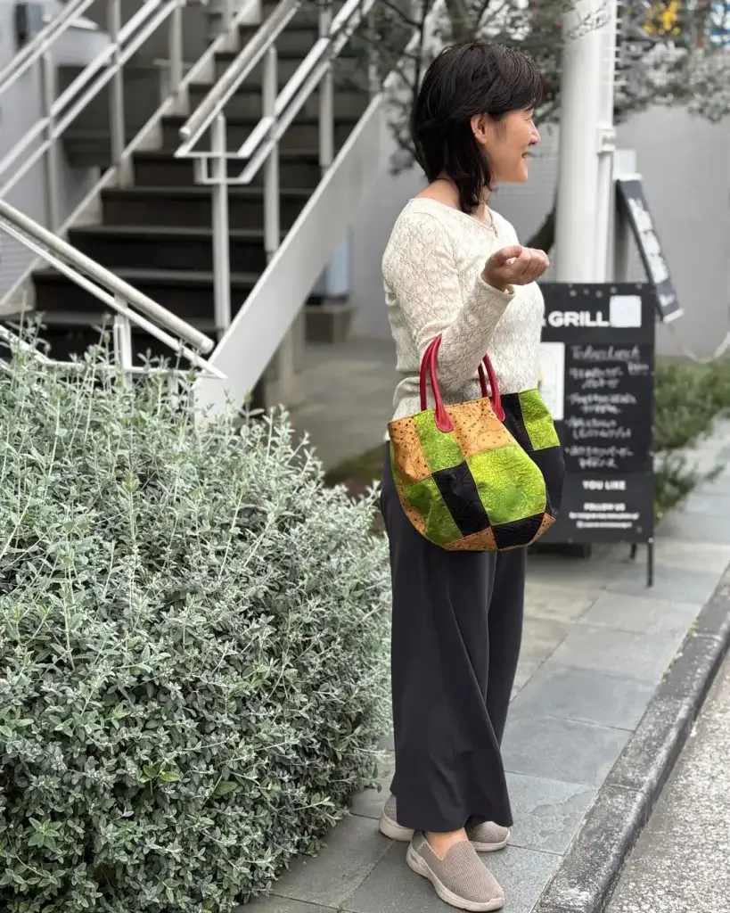 あでやかな緑と赤い持ち手が目を惹く、ボニーバッグMサイズ
